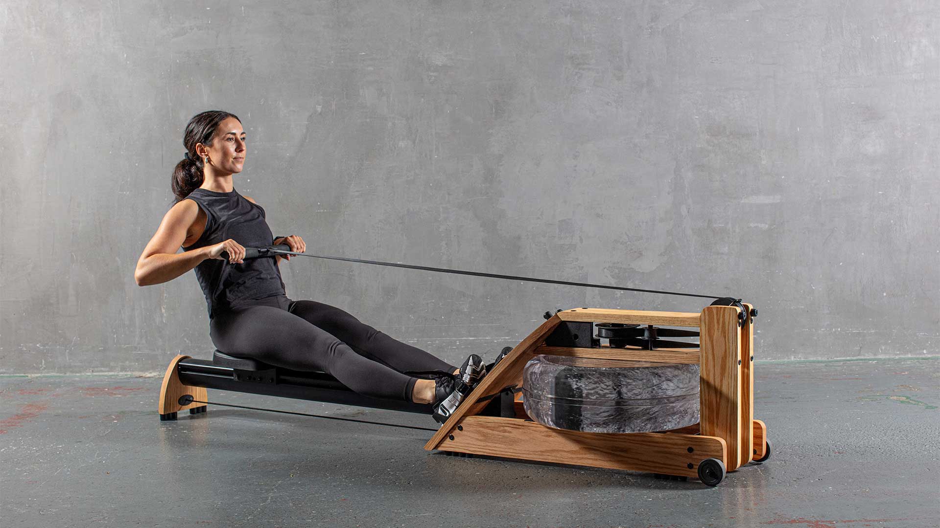 frau auf waterrower hybrid
