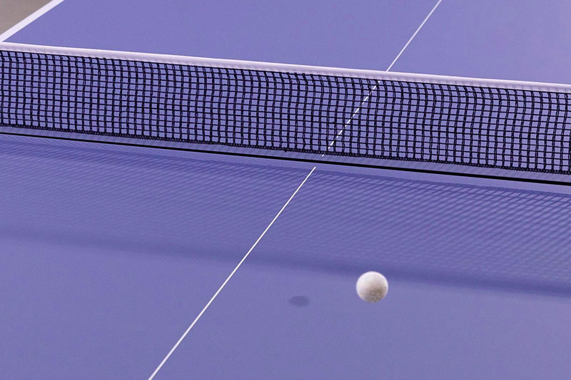 main qui règle le pied de la table de ping pong Cornilleau 500 indoor